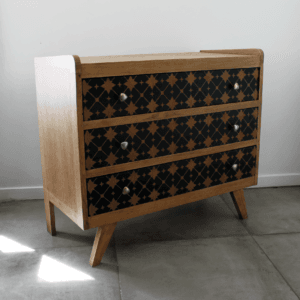 N°54 - Commode tirois à motifs